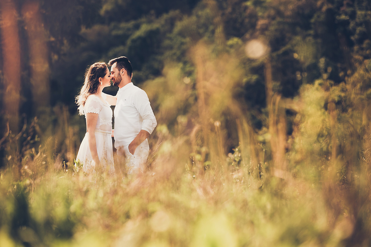 Beijo de casal no meio da vegetação. Pre-wedding Maiara e Alessandro, Presidente Nereu, Sítio Colina. Fotografia de Eduardo Pasqualini, fotógrafo de casamentos e ensaios em Rio do Sul, Santa Catarina.