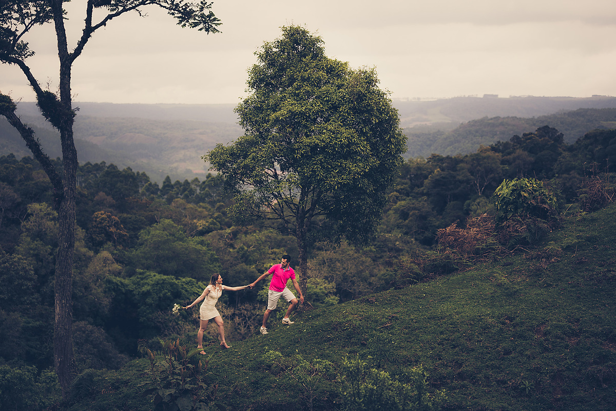 Subindo na vida. Pre-wedding Maiara e Alessandro, Presidente Nereu, Sítio Colina. Fotografia de Eduardo Pasqualini, fotógrafo de casamentos e ensaios em Rio do Sul, Santa Catarina.