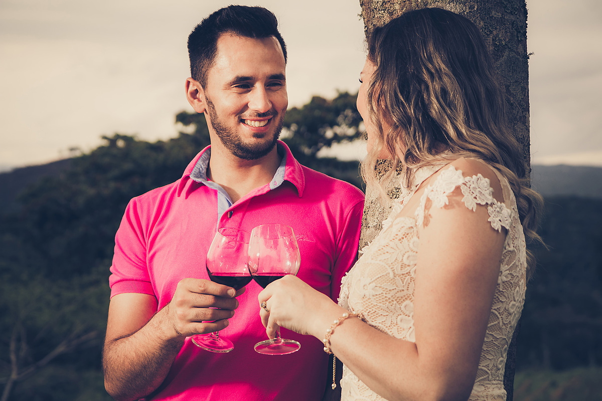 Brinde. Pre-wedding Maiara e Alessandro, Presidente Nereu, Sítio Colina. Fotografia de Eduardo Pasqualini, fotógrafo de casamentos e ensaios em Rio do Sul, Santa Catarina.