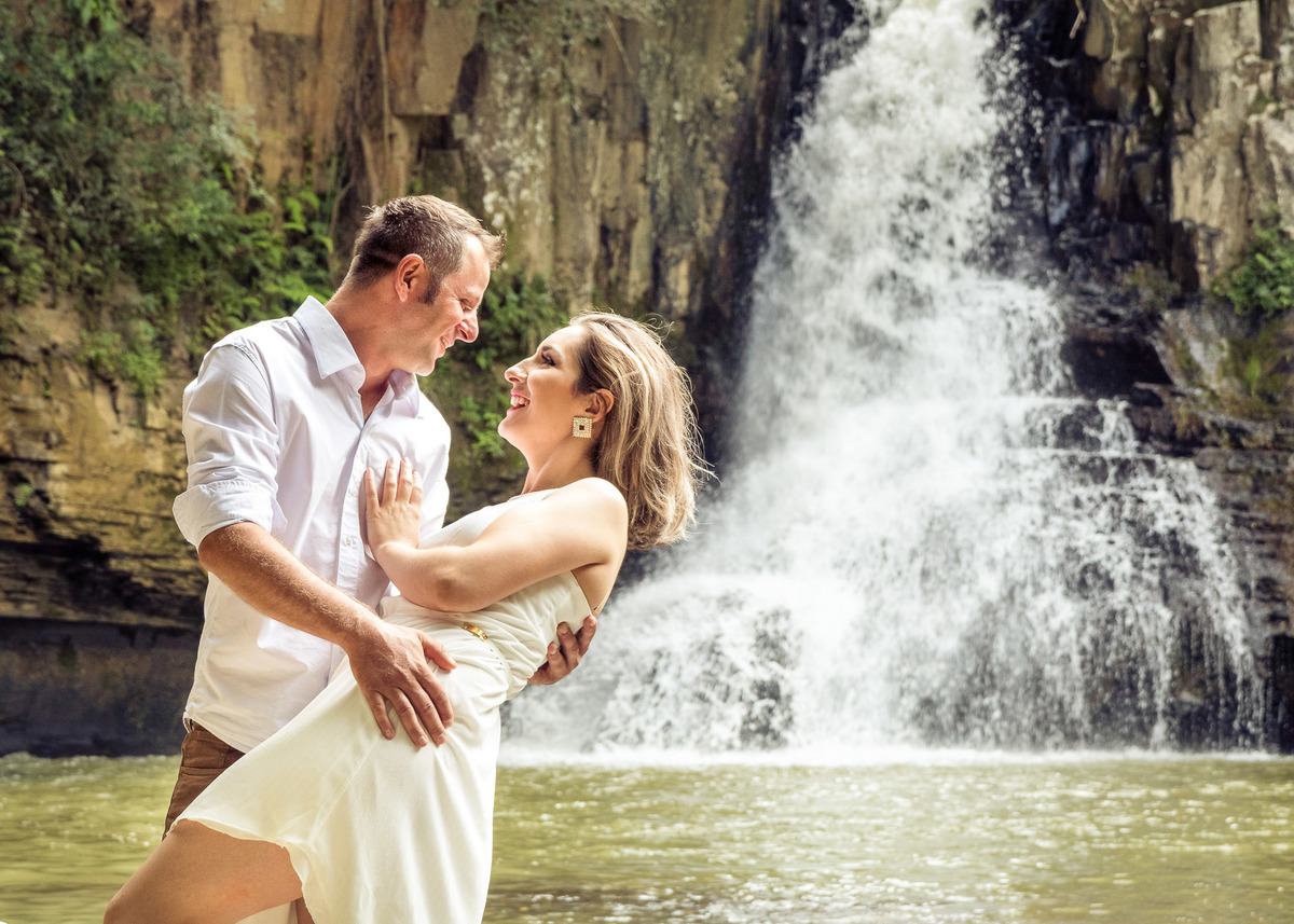 Felicidade. Pre-wedding Thais e Maicon, Presidente Nereu, Vidal Ramos. Fotografia de Eduardo Pasqualini, fotógrafo de casamentos e ensaios em Rio do Sul, Santa Catarina.
