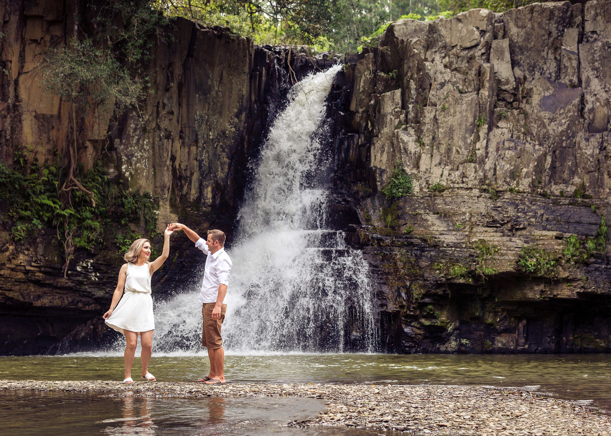 Dança comigo. Pre-wedding Thais e Maicon, Presidente Nereu, Vidal Ramos. Fotografia de Eduardo Pasqualini, fotógrafo de casamentos e ensaios em Rio do Sul, Santa Catarina.