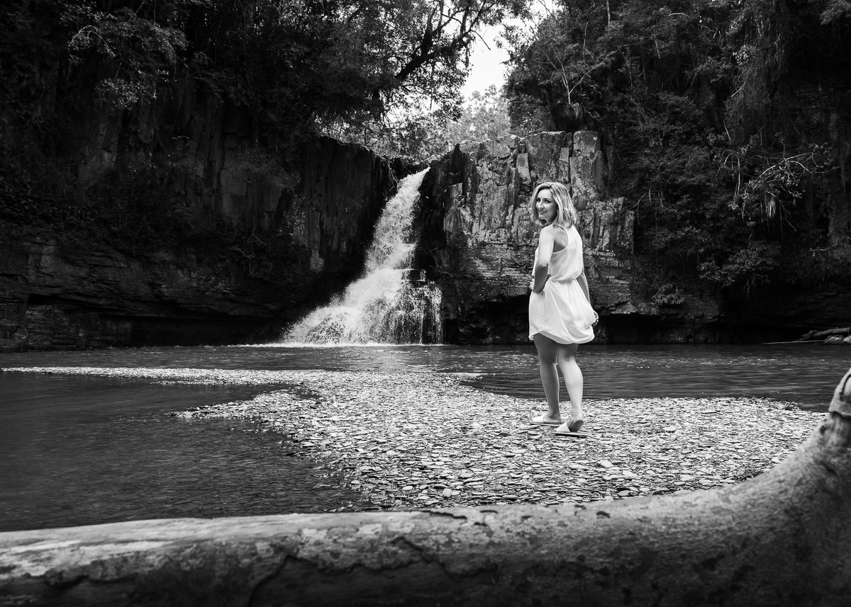 O caminhar da noiva. Pre-wedding Thais e Maicon, Presidente Nereu, Vidal Ramos. Fotografia de Eduardo Pasqualini, fotógrafo de casamentos e ensaios em Rio do Sul, Santa Catarina.