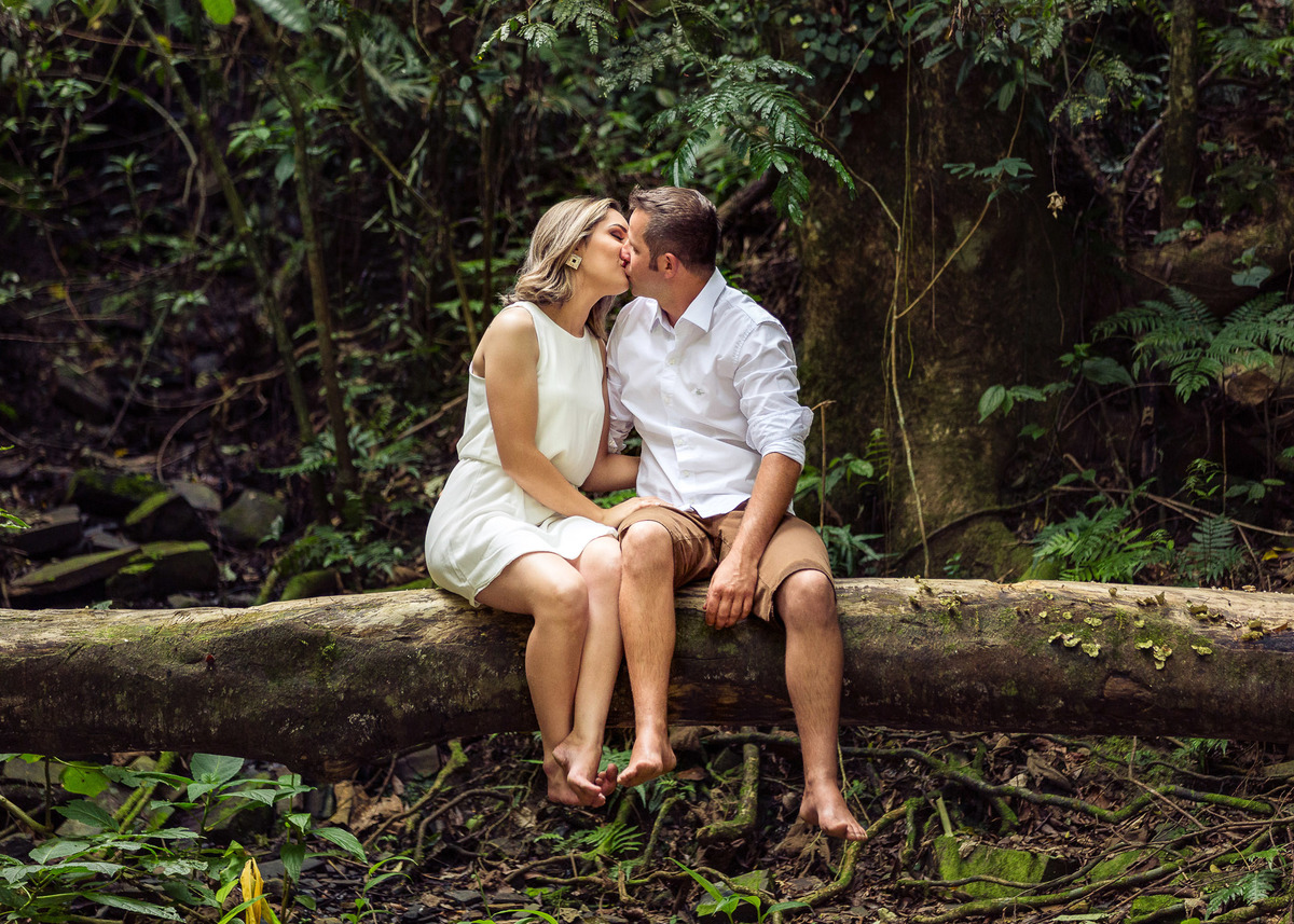 Beijos. Pre-wedding Thais e Maicon, Presidente Nereu, Vidal Ramos. Fotografia de Eduardo Pasqualini, fotógrafo de casamentos e ensaios em Rio do Sul, Santa Catarina.