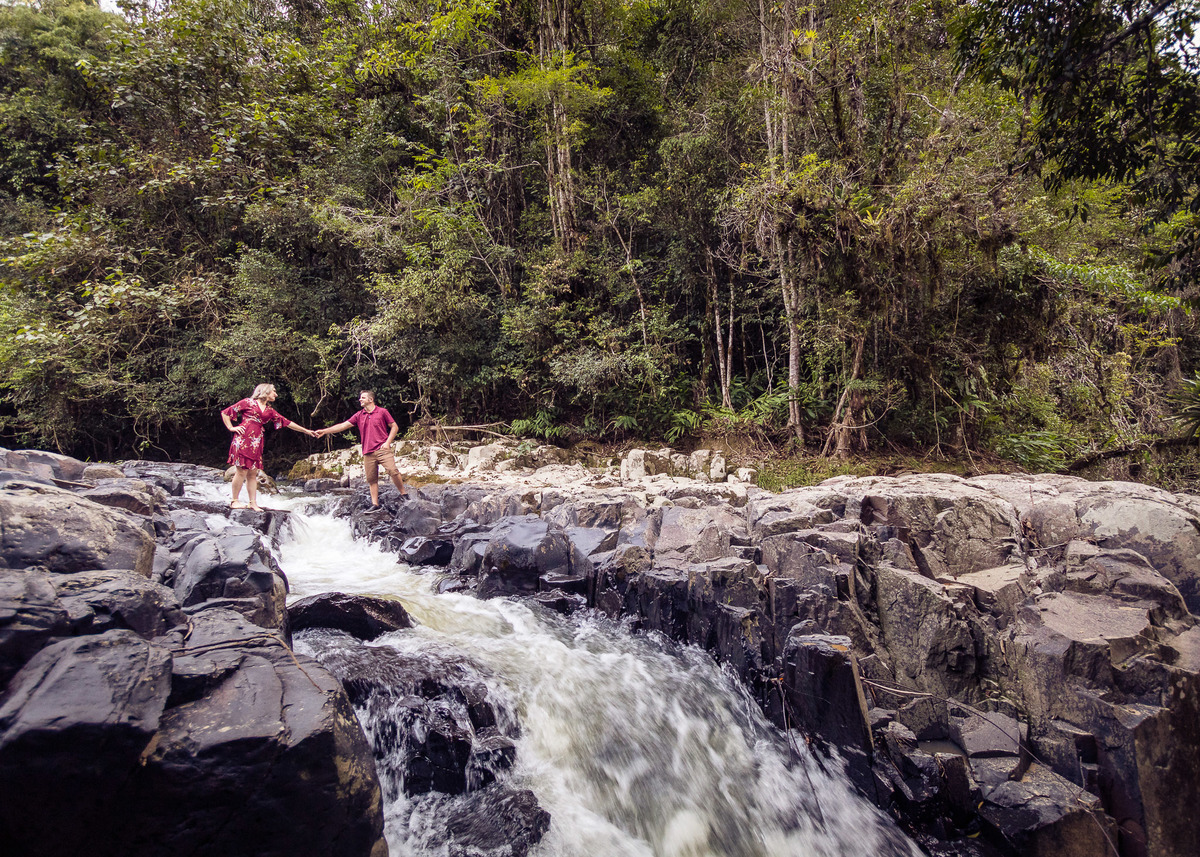 cachoeira. Pre-wedding Thais e Maicon, Presidente Nereu, Vidal Ramos. Fotografia de Eduardo Pasqualini, fotógrafo de casamentos e ensaios em Rio do Sul, Santa Catarina.