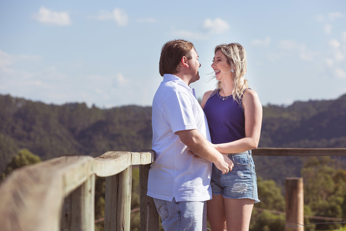 Alegria. Pré-wedding Lidiane e Bruno. Vidal Ramos, SC. Fotografia de Eduardo Pasqualini, fotógrafo de casamentos e ensaios em Rio do Sul, Santa Catarina.