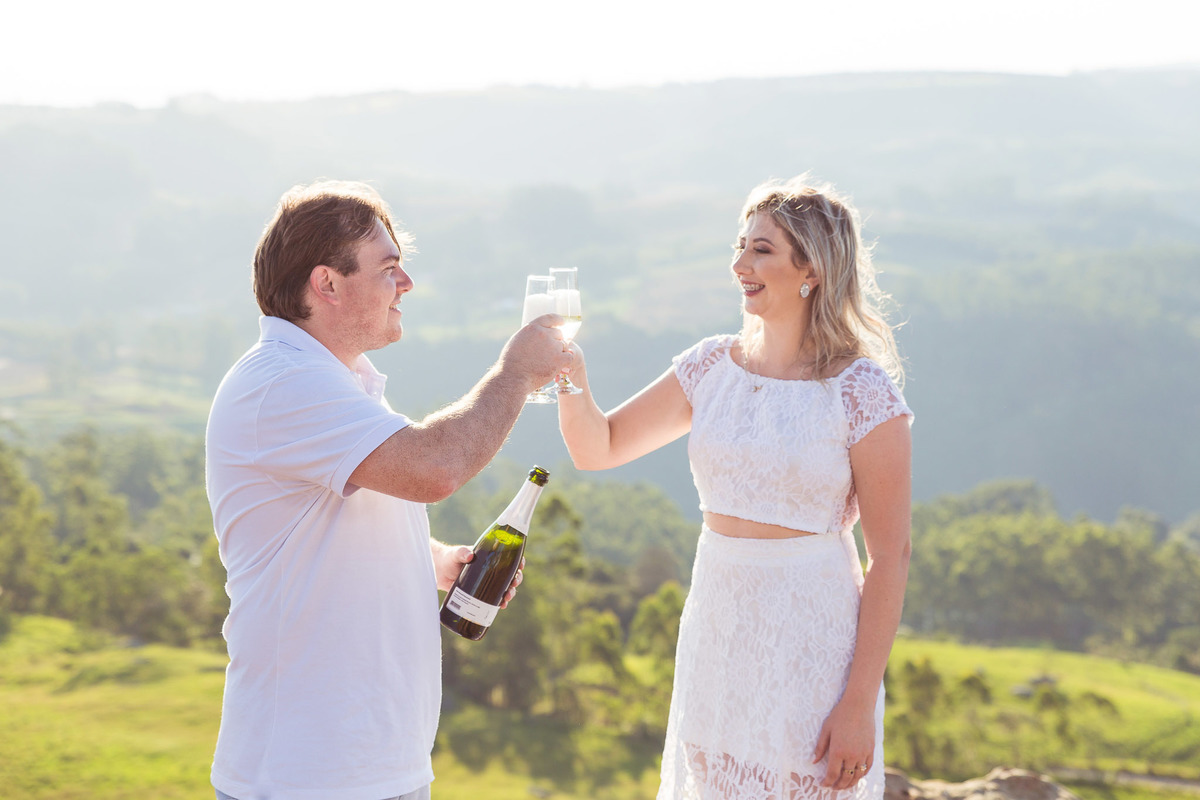Brinde... Pré-wedding Lidiane e Bruno. Vidal Ramos, SC. Fotografia de Eduardo Pasqualini, fotógrafo de casamentos e ensaios em Rio do Sul, Santa Catarina.