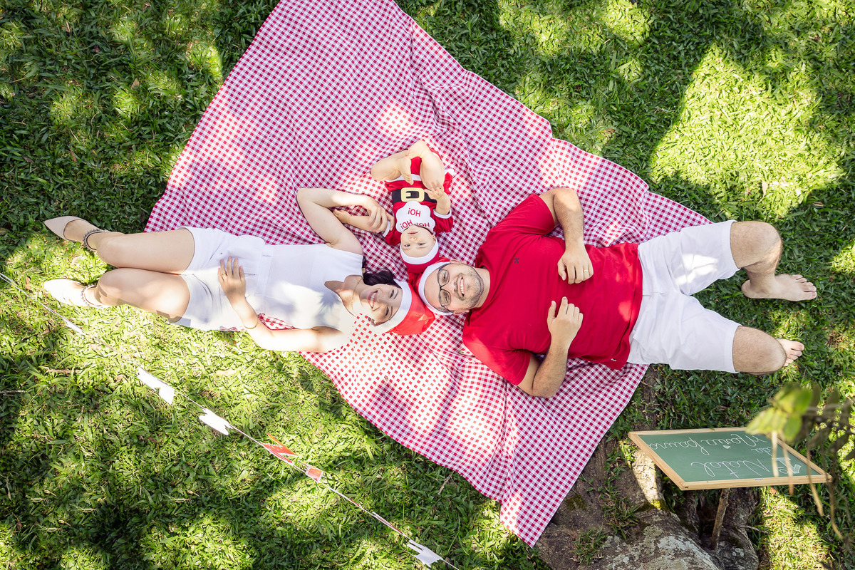 Deitados na grama. Fotografia de Eduardo Pasqualini, fotógrafo de ensaios e família em Rio do Sul, Santa Catarina.