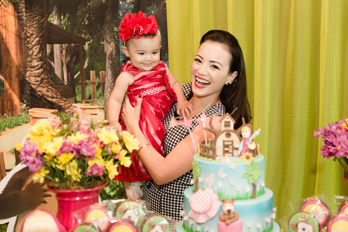 Mamãe. Um aninho da Maria Laura. Sede da OAB. Fotografia de Eduardo Pasqualini, fotógrafo de familia e infantil em Rio do Sul, Santa Catarina.