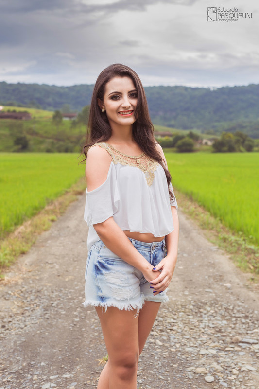 Modelo meio a plantação de arroz na área rural de Rio do Oeste. Fotografia de Eduardo Pasqualini, fotógrafo de casamentos e ensaios em Rio do Sul, Santa Catarina.
