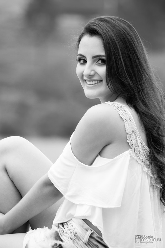 Foto em preto e branco de Aline, bela jovem. Fotografia de Eduardo Pasqualini, fotógrafo de casamentos e ensaios em Rio do Sul, Santa Catarina.