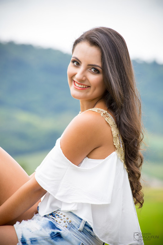 Aline olhando sobre o ombro para a câmera. Fotografia de Eduardo Pasqualini, fotógrafo de casamentos e ensaios em Rio do Sul, Santa Catarina.