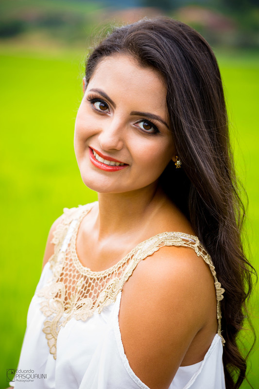 Retrato de Aline durante seu ensaio fotográfico. Fotografia de Eduardo Pasqualini, fotógrafo de casamentos e ensaios em Rio do Sul, Santa Catarina.