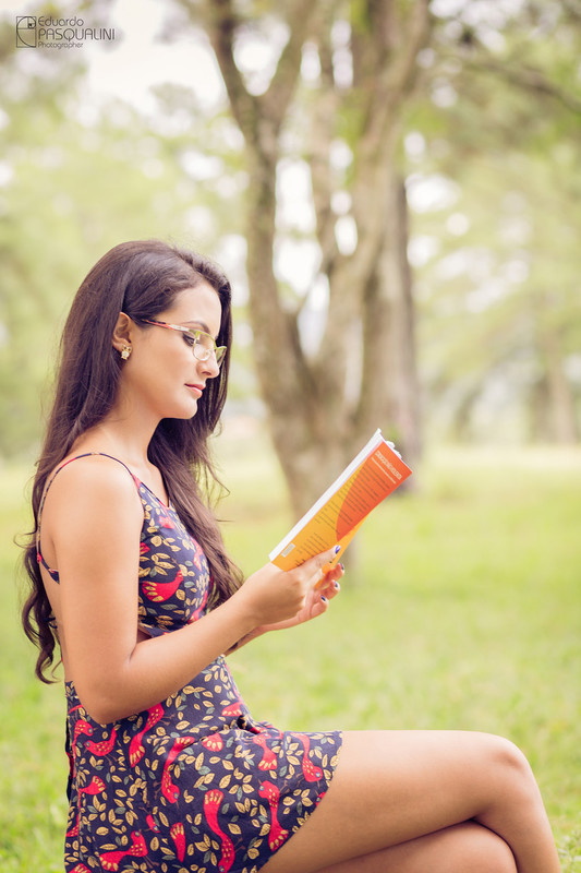 Aline lendo um de seus livros sobre psicologia. Fotografia de Eduardo Pasqualini, fotógrafo de casamentos e ensaios em Rio do Sul, Santa Catarina.