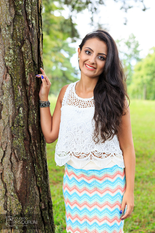 Bela menina junto a natureza, árvores e gramado. Fotografia de Eduardo Pasqualini, fotógrafo de casamentos e ensaios em Rio do Sul, Santa Catarina.