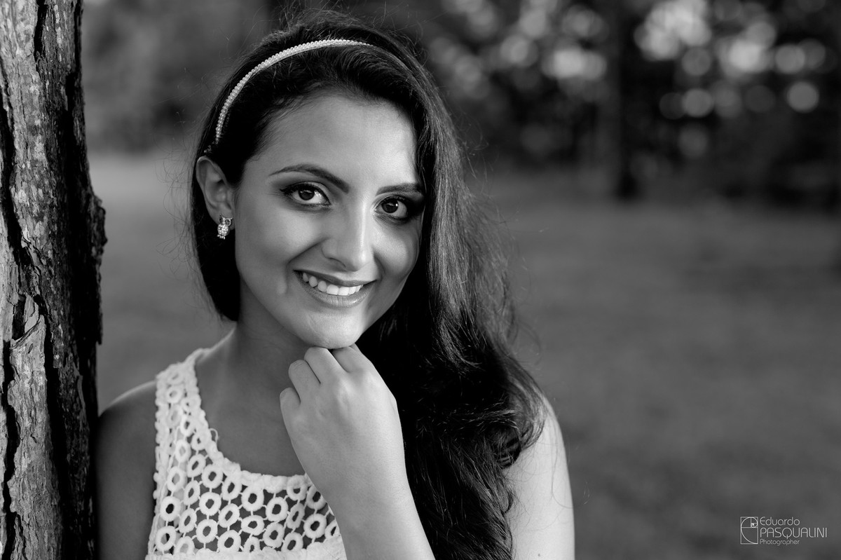 Foto de retrato de Aline em Preto e Branco. Fotografia de Eduardo Pasqualini, fotógrafo de casamentos e ensaios em Rio do Sul, Santa Catarina.