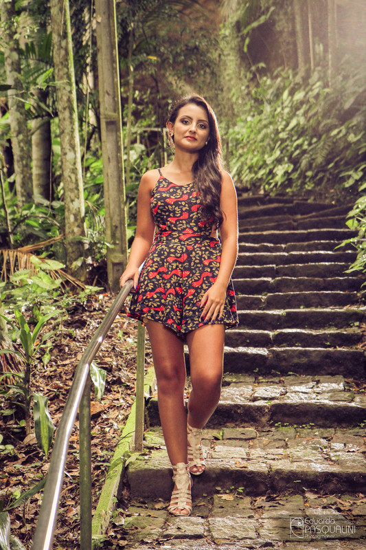 Uma escada irregular onde a modelo posa para minha câmera. Fotografia de Eduardo Pasqualini, fotógrafo de casamentos e ensaios em Rio do Sul, Santa Catarina.