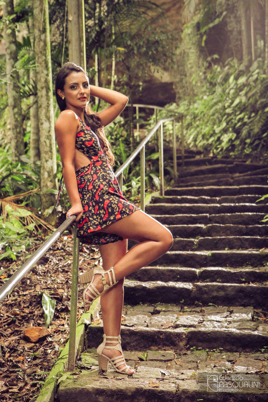 Modelo Aline mostrando o quão bela é. Fotografia de Eduardo Pasqualini, fotógrafo de casamentos e ensaios em Rio do Sul, Santa Catarina.