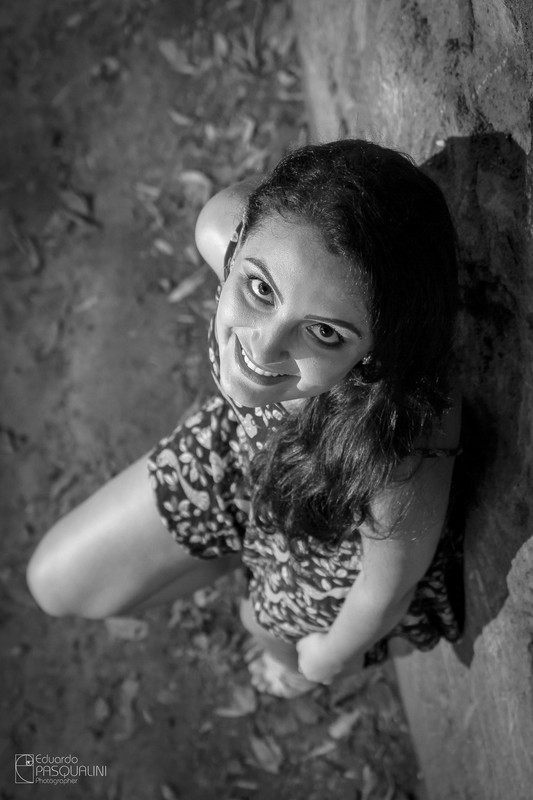 De cima, o foco é o olhar da modelo Aline. Fotografia de Eduardo Pasqualini, fotógrafo de casamentos e ensaios em Rio do Sul, Santa Catarina.