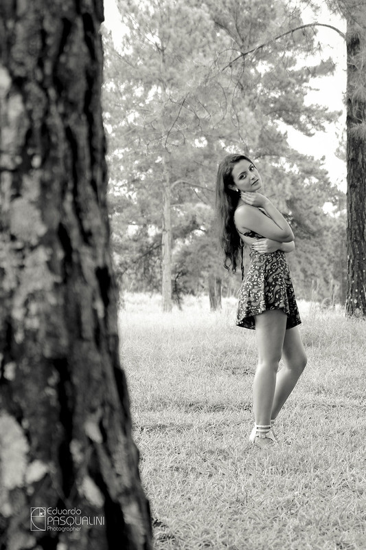 Numa foto preto e branco, Aline mostra-se para as lentes fotográficas. Fotografia de Eduardo Pasqualini, fotógrafo de casamentos e ensaios em Rio do Sul, Santa Catarina.