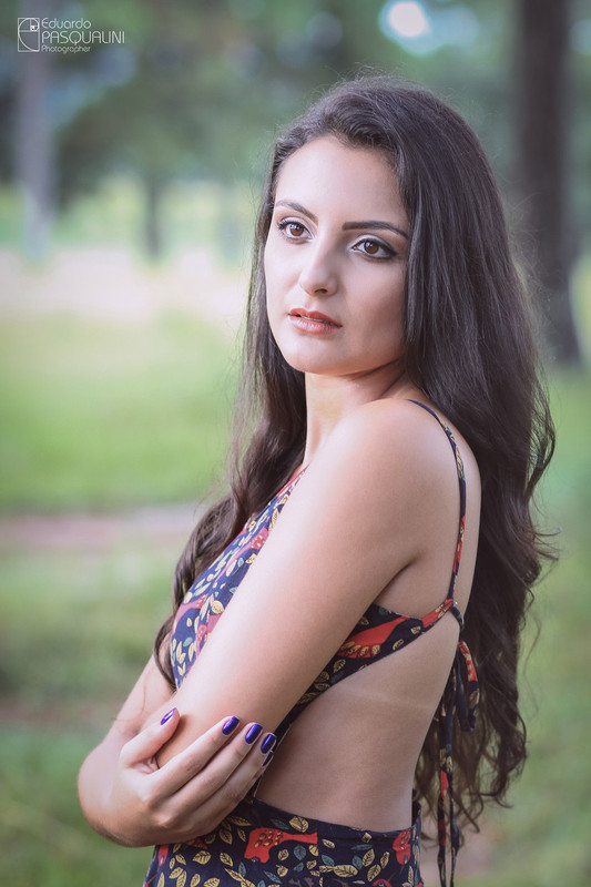 Olhar pensador e sexy, modelo Aline encanta. Fotografia de Eduardo Pasqualini, fotógrafo de casamentos e ensaios em Rio do Sul, Santa Catarina.