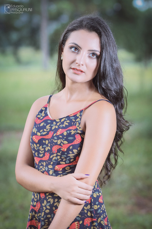 Seu olhar distante traz paz e harmonia, modelo Aline. Fotografia de Eduardo Pasqualini, fotógrafo de casamentos e ensaios em Rio do Sul, Santa Catarina.