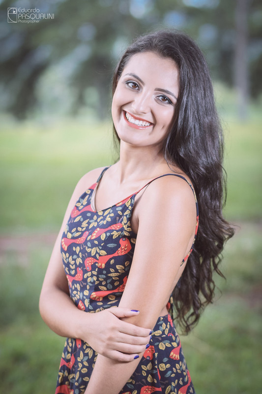 Sorriso grande exposto na face da bela modelo Aline. Fotografia de Eduardo Pasqualini, fotógrafo de casamentos e ensaios em Rio do Sul, Santa Catarina.