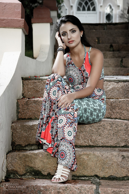 Na escada de uma igreja luterana, Aline fixa seu olhar. Fotografia de Eduardo Pasqualini, fotógrafo de casamentos e ensaios em Rio do Sul, Santa Catarina.
