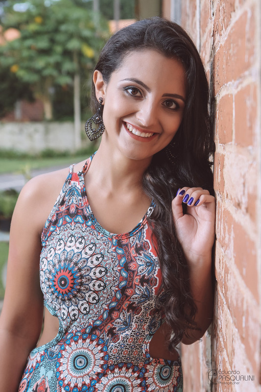 Sorrindo diretamente para a câmera, modelo Aline encanta. Fotografia de Eduardo Pasqualini, fotógrafo de casamentos e ensaios em Rio do Sul, Santa Catarina.
