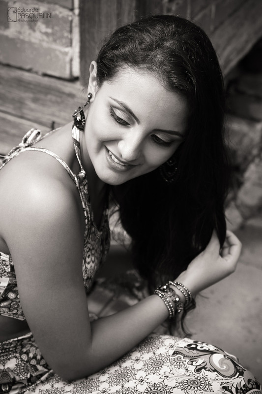 Essa foto em preto e branco de Aline naturalmente mexendo em seu cabelo. Fotografia de Eduardo Pasqualini, fotógrafo de casamentos e ensaios em Rio do Sul, Santa Catarina.