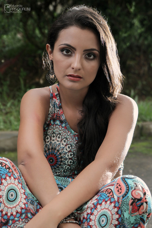Grandes olhos negros de Aline fixam a atenção. Fotografia de Eduardo Pasqualini, fotógrafo de casamentos e ensaios em Rio do Sul, Santa Catarina.