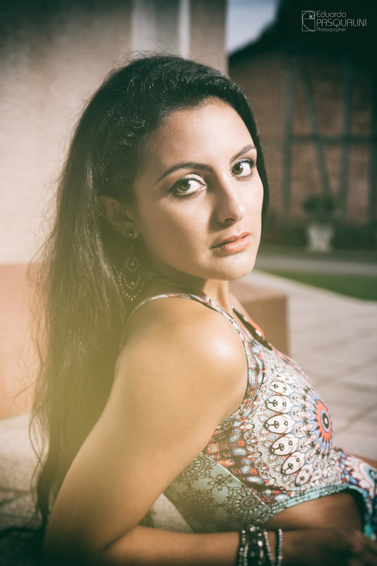 Aline olhando sobre o ombro diretamente para a câmera. Fotografia de Eduardo Pasqualini, fotógrafo de casamentos e ensaios em Rio do Sul, Santa Catarina.