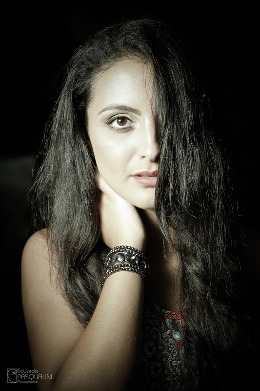 Foto conceitual de Aline com tratamento forte e alto contraste. Fotografia de Eduardo Pasqualini, fotógrafo de casamentos e ensaios em Rio do Sul, Santa Catarina.