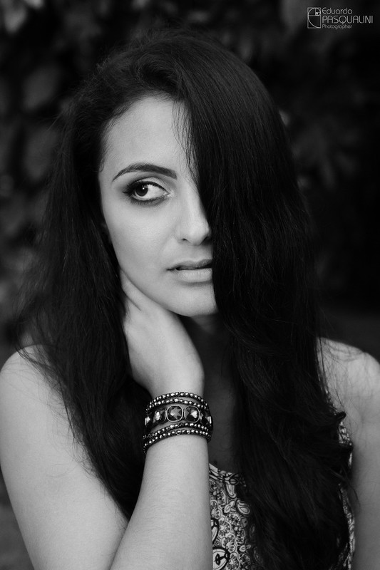 Olhar desviado, mão no pescoso e pretos em cinza escura. Preto e branco. Fotografia de Eduardo Pasqualini, fotógrafo de casamentos e ensaios em Rio do Sul, Santa Catarina.