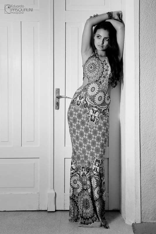Modelo em foto conceitual preto e branco sexy. Fotografia de Eduardo Pasqualini, fotógrafo de casamentos e ensaios em Rio do Sul, Santa Catarina.