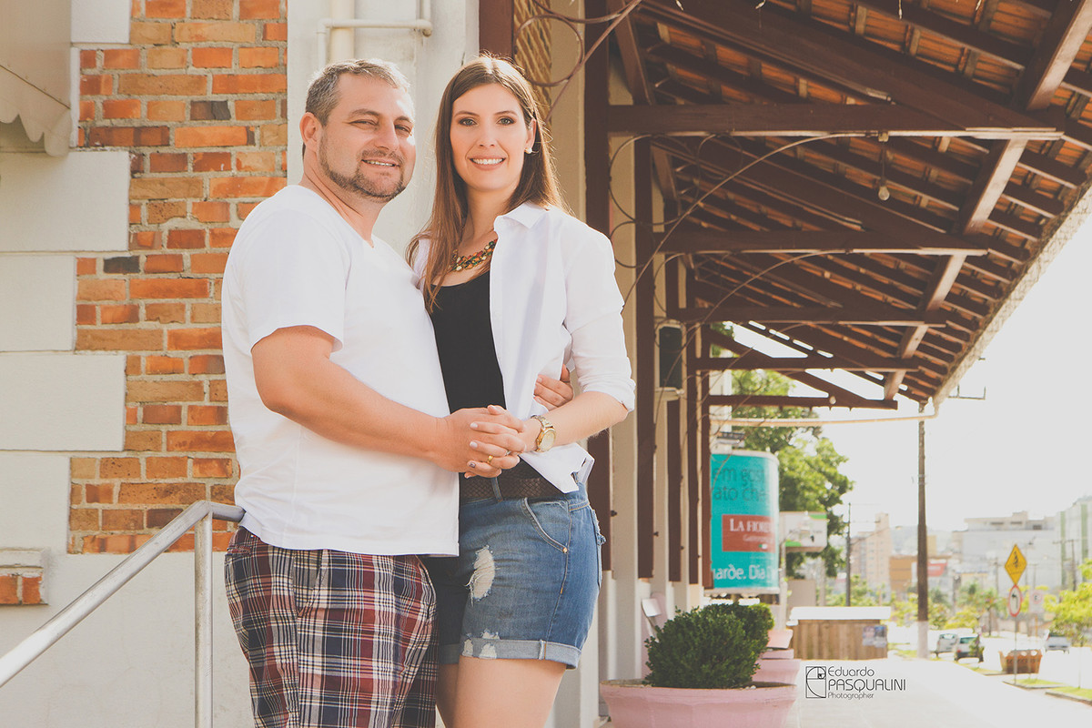 Abraçadinhos, Evandro e Andrea. Fotografia de Eduardo Pasqualini, fotógrafo de casamentos e ensaios em Rio do Sul, Santa Catarina.
