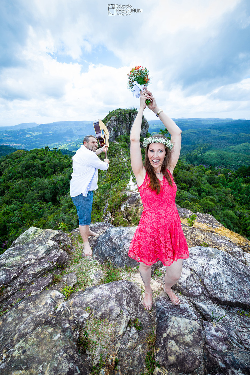 Vou jogar o buquê... e eu vou rebater. Fotografia de Eduardo Pasqualini, fotógrafo de casamentos e ensaios em Rio do Sul, Santa Catarina.