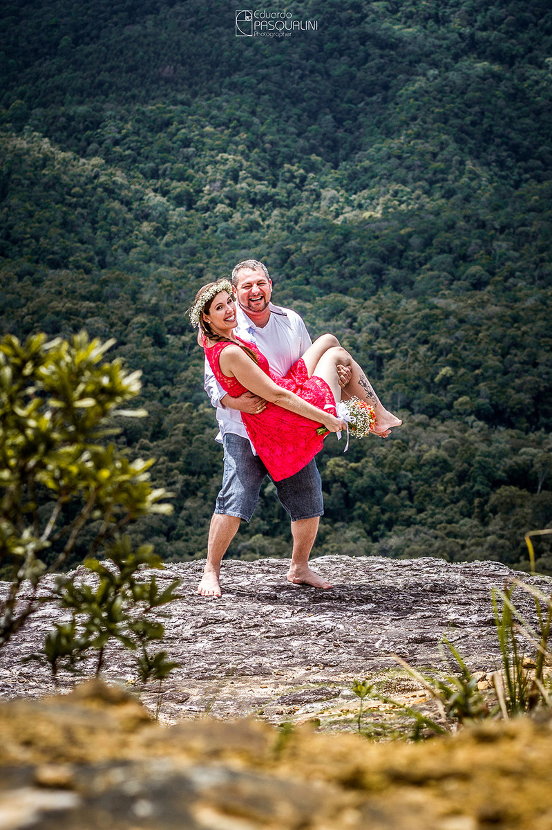 Segura no colo a noiva. Fotografia de Eduardo Pasqualini, fotógrafo de casamentos e ensaios em Rio do Sul, Santa Catarina.