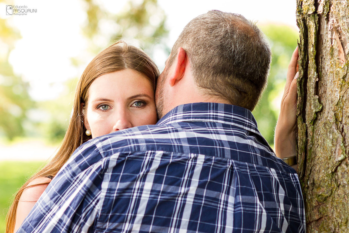 Olhar fixo da noiva Andrea. Fotografia de Eduardo Pasqualini, fotógrafo de casamentos e ensaios em Rio do Sul, Santa Catarina.