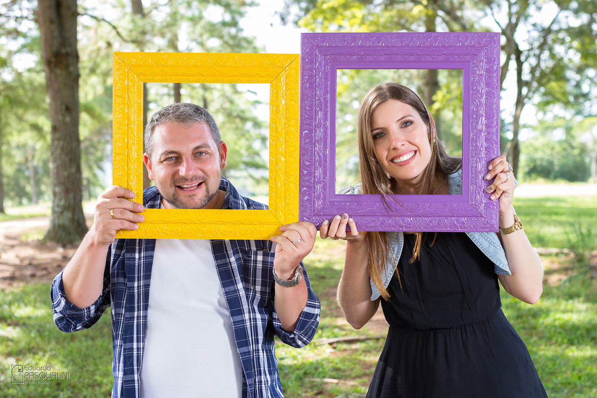 Casal lindo em molduras de quadros. Fotografia de Eduardo Pasqualini, fotógrafo de casamentos e ensaios em Rio do Sul, Santa Catarina.