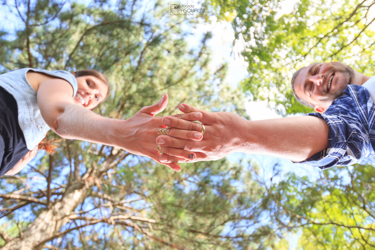 De mãos dadas. Fotografia de Eduardo Pasqualini, fotógrafo de casamentos e ensaios em Rio do Sul, Santa Catarina.