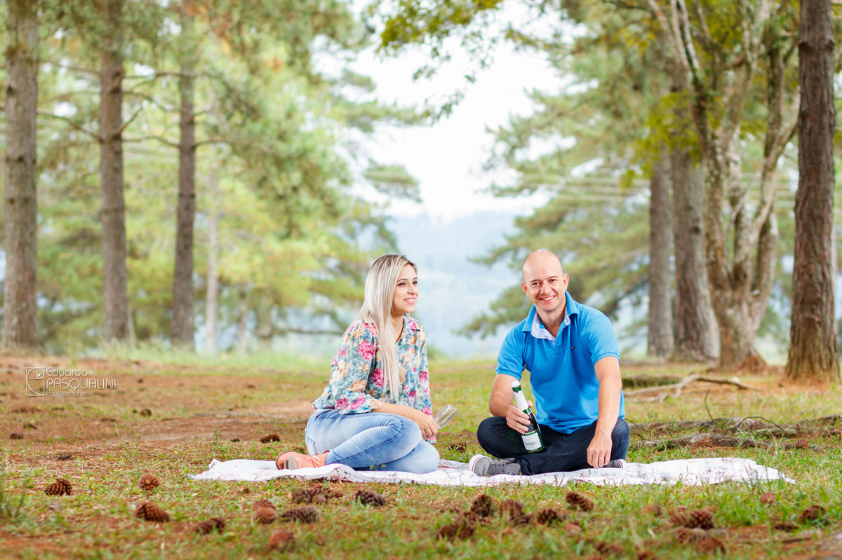 Lindo casal em piquenique no gramado. Fotografia de Eduardo Pasqualini, fotógrafo de casamentos e ensaios em Rio do Sul, Santa Catarina.