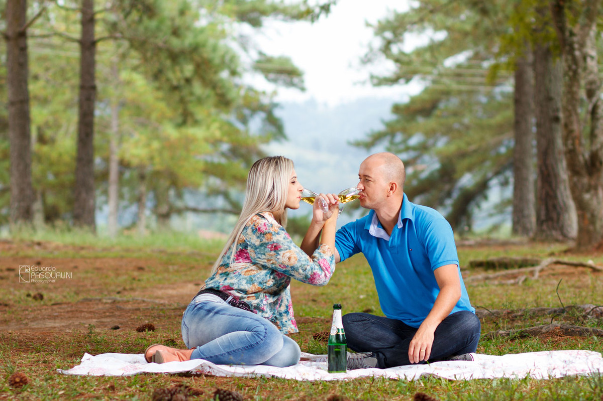 Um brinde e muitas felicidades. Fotografia de Eduardo Pasqualini, fotógrafo de casamentos e ensaios em Rio do Sul, Santa Catarina.
