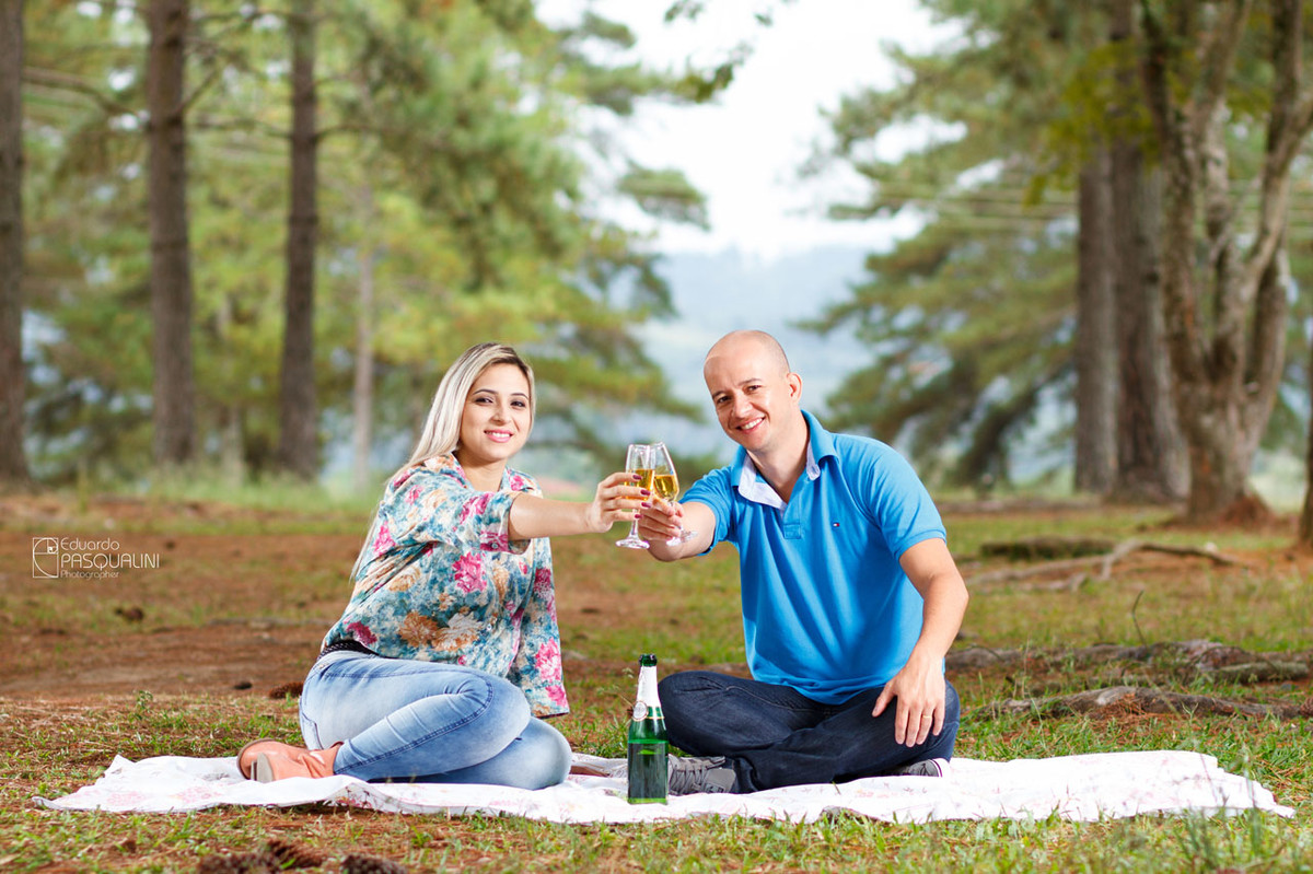 Para comemorar a felicidade, nada melhor que um brinde. Fotografia de Eduardo Pasqualini, fotógrafo de casamentos e ensaios em Rio do Sul, Santa Catarina.
