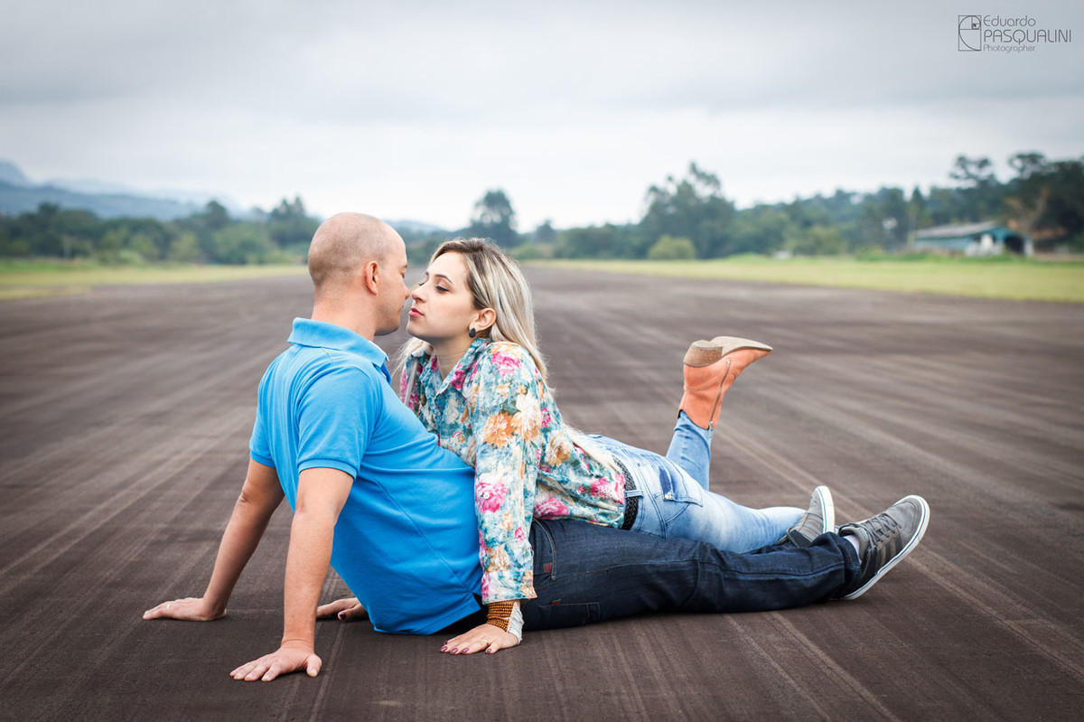 Gosto de deitar em cima de você. Fotografia de Eduardo Pasqualini, fotógrafo de casamentos e ensaios em Rio do Sul, Santa Catarina.