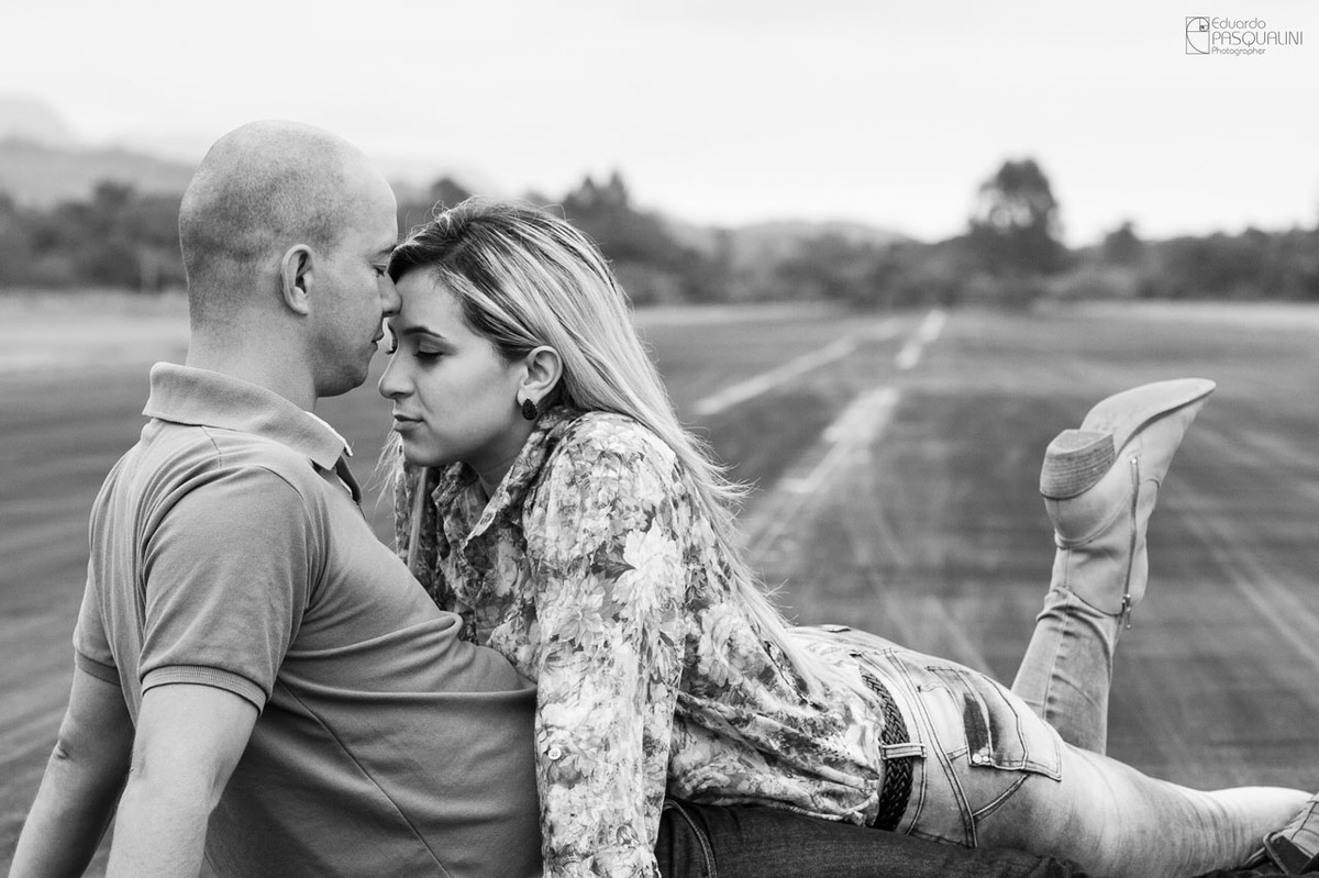 Carinho, aconchego e amor. Fotografia de Eduardo Pasqualini, fotógrafo de casamentos e ensaios em Rio do Sul, Santa Catarina.