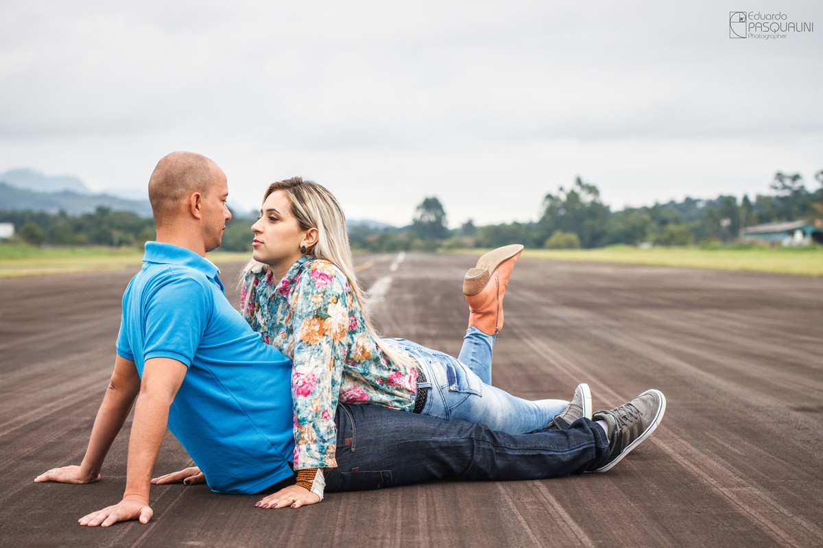 Olhar fixo dos noivos, Fotografia de Eduardo Pasqualini, fotógrafo de casamentos e ensaios em Rio do Sul, Santa Catarina.