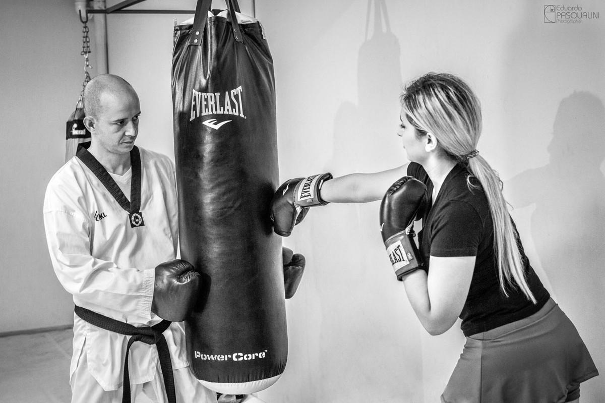 Noiva treinando no saco de porradas. Fotografia de Eduardo Pasqualini, fotógrafo de casamentos e ensaios em Rio do Sul, Santa Catarina.