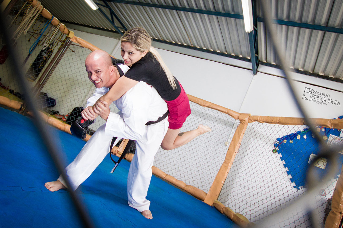 Um golpe de judô no casamento. Fotografia de Eduardo Pasqualini, fotógrafo de casamentos e ensaios em Rio do Sul, Santa Catarina.
