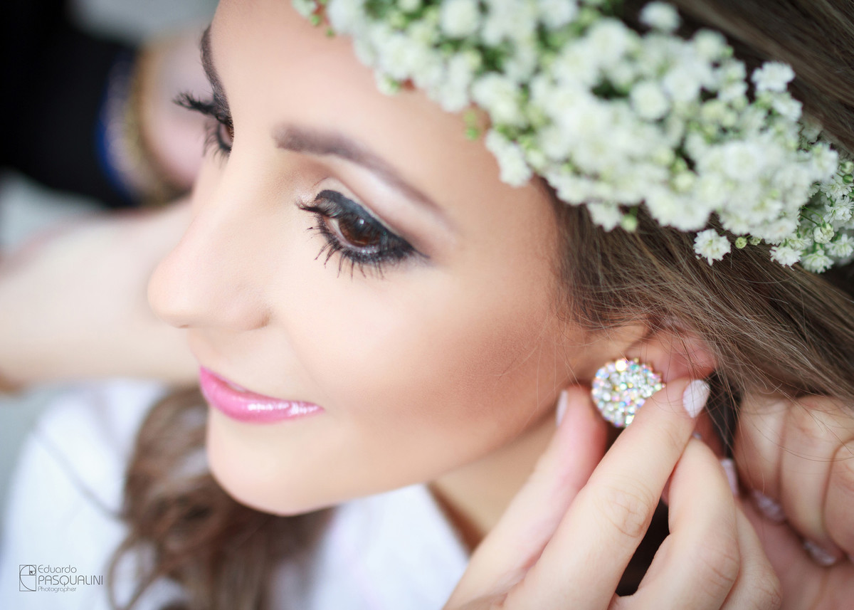 Noiva Vania colocando seus brincos. Fotografia de Eduardo Pasqualini, fotógrafo de casamentos e ensaios em Rio do Sul, Santa Catarina.