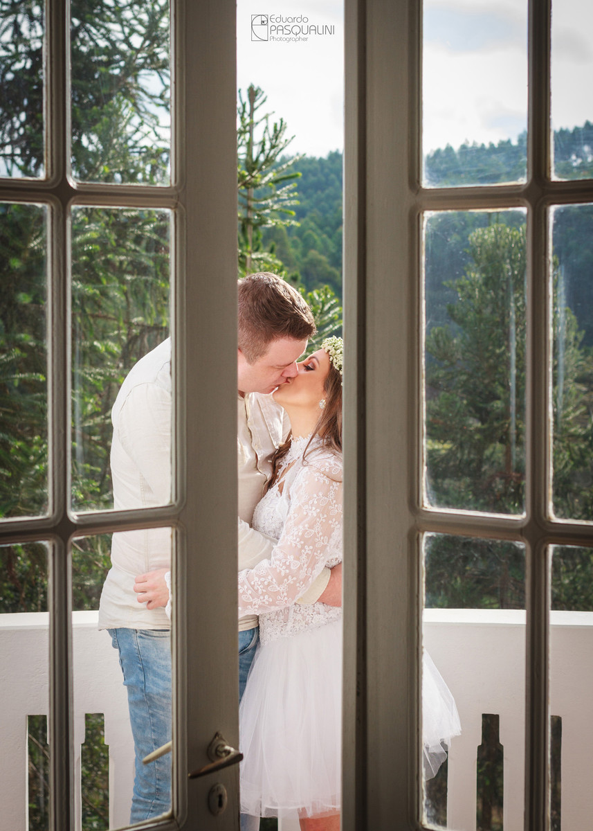 Entre a fresta da porta. Fotografia de Eduardo Pasqualini, fotógrafo de casamentos e ensaios em Rio do Sul, Santa Catarina.